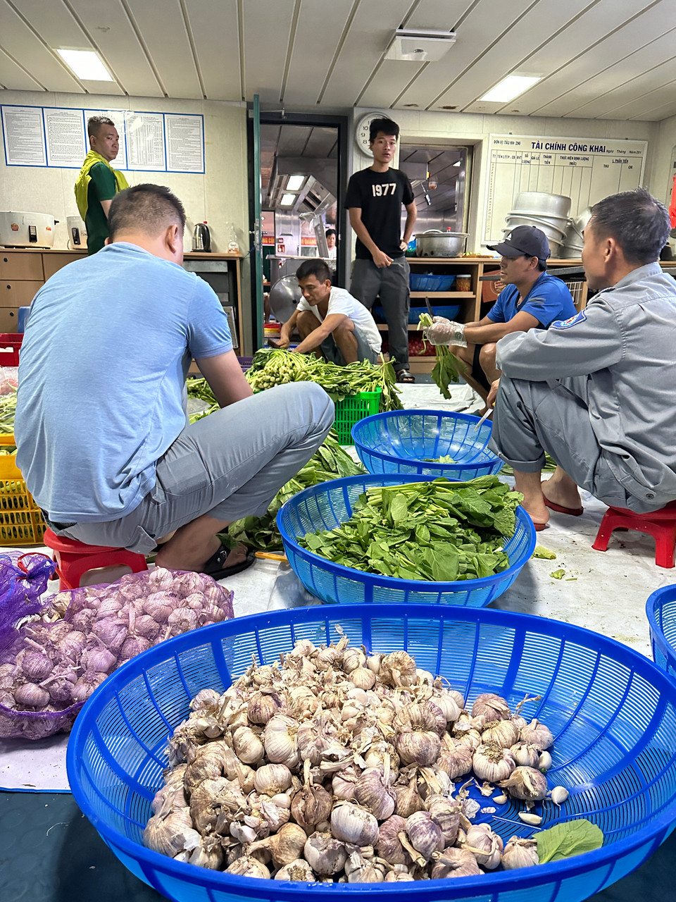 Số lượng tỏi phục vụ cho một bữa ăn trên tàu. (Ảnh: T.G)