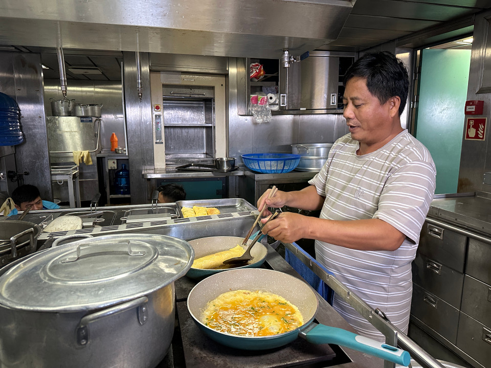 Mỗi chuyến đi được an toàn là công sức rất lớn của đội hậu cần trên tàu. (Ảnh: M.A)