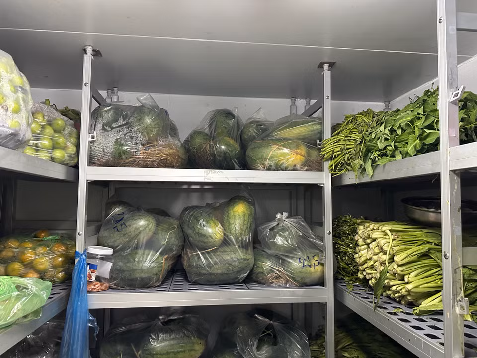 Các loại quả được bảo quản cẩn thận trong kho lạnh bảo quản thực phẩm. (Ảnh: T.G)