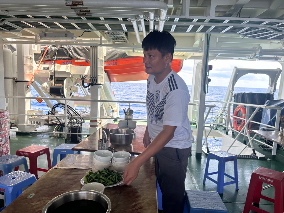 Những chiếc bàn ăn được bày biện ngăn nắp trên các khoang tàu giữa biển trời. (Ảnh: T.G)