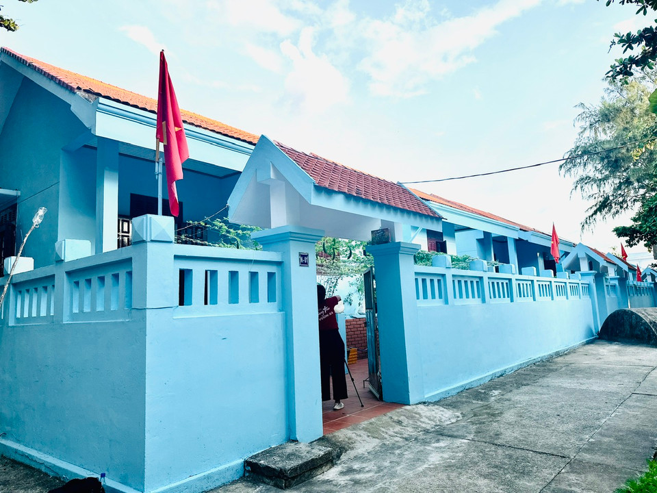 Những ngôi nhà liền kề nhau được sơn với màu xanh dương tươi sáng mát mắt cùng với mái ngói đỏ tươi. (Ảnh: Thùy Giang/Vietnam+)