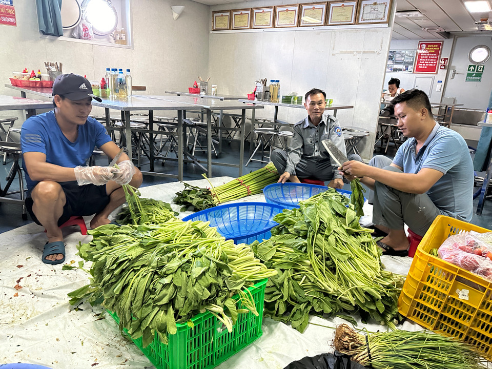 Để có được những bữa ăn ngon và đủ đầy là nhờ sự tận tâm và chuyên cần của đội hậu cần nhà bếp. (Ảnh: T.G)