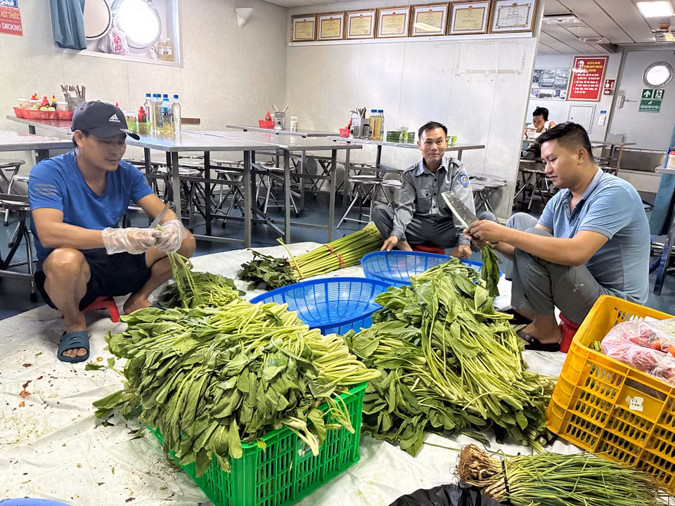 Để có được những bữa ăn ngon và đủ đầy là nhờ sự tận tâm và chuyên cần của đội hậu cần nhà bếp. (Ảnh: T.G)