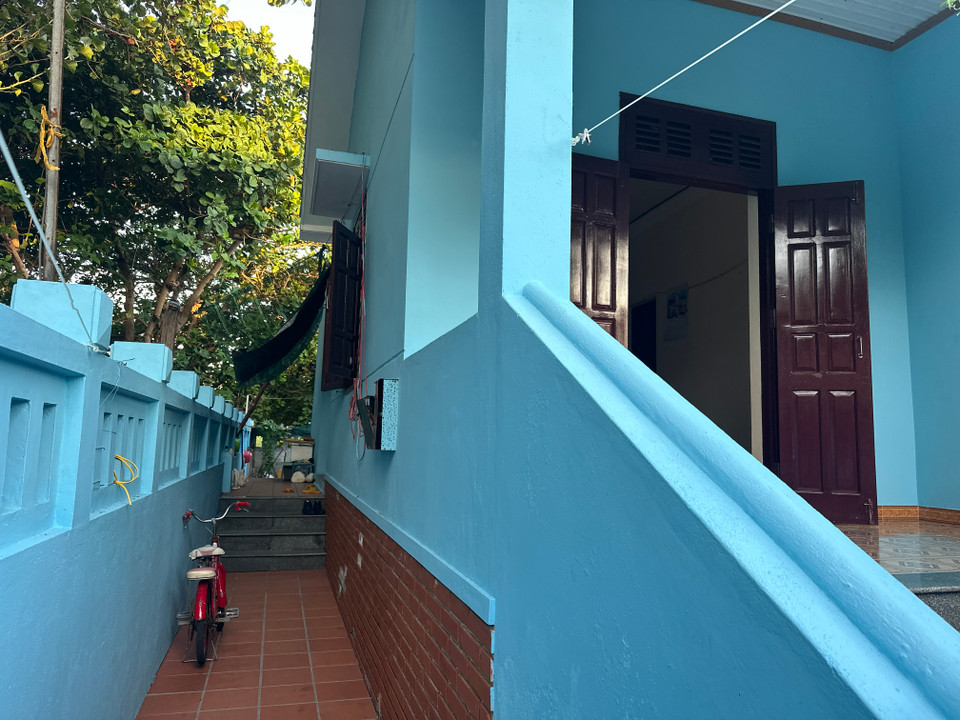 Bên hông nhà có lối đi riêng ra phía khu bếp và sân sau. (Ảnh: Thùy Giang/Vietnam+)