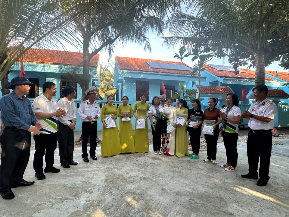 Đoàn Công tác số 21 có những phần quà gửi tới các hộ dân đang sinh sống trên đảo Trường Sa. (Ảnh: Thùy Giang/Vietnam+)