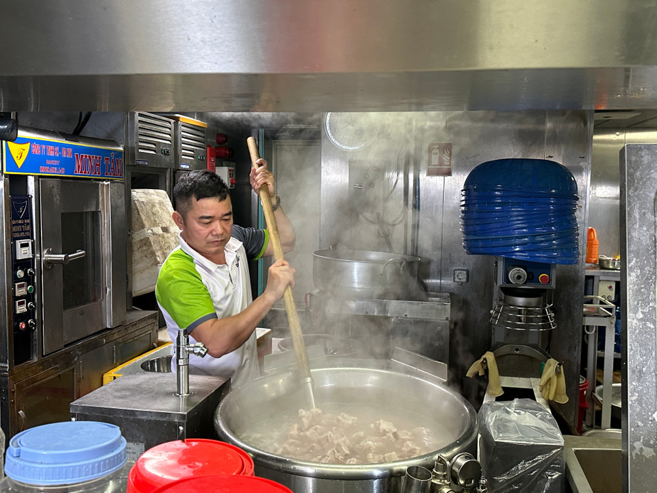 Tiêu chí quan trọng để được chọn vào tổ nấu ăn là phải khỏe, năng nổ, nhiệt tình và chịu đựng được sóng gió. (Ảnh: T.G)