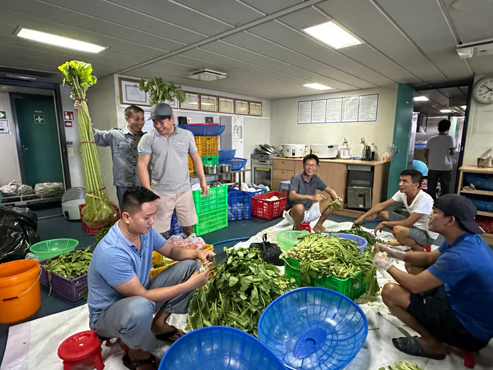 Để làm ra những bữa ăn chất lượng, đội bếp của tàu có lịch làm việc tương đối dày. (Ảnh: T.G)
