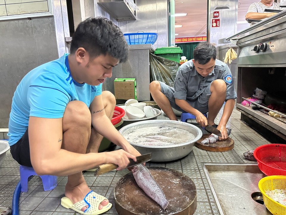 Những con cá được các "anh nuôi" thái khúc chế biến. (Ảnh: M.A)