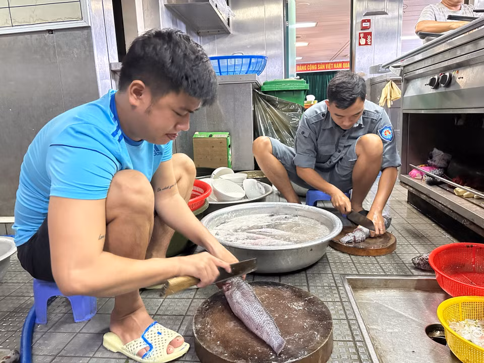 Những con cá được các "anh nuôi" thái khúc chế biến. (Ảnh: M.A)