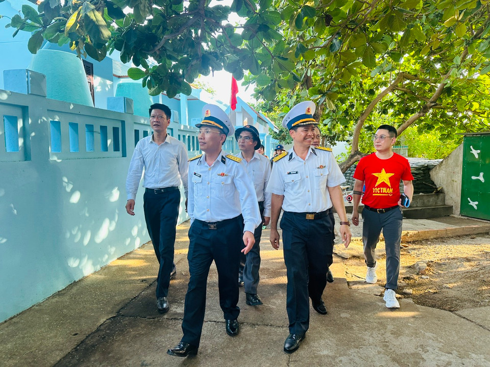 Con đường vào nhà các hộ dân rợp bóng cây bàng xanh tốt. (Ảnh: Thùy Giang/Vietnam+)