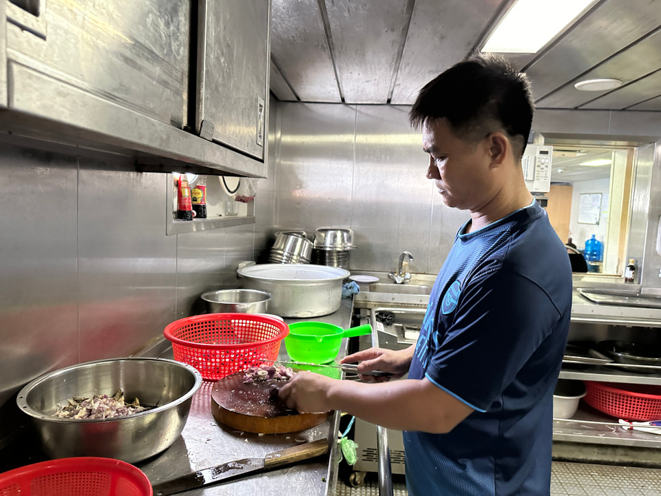 Anh Nguyễn Hữu Trung - Bếp trưởng phục vụ đoàn công tác số 21 năm 2024. (Ảnh: T.G)