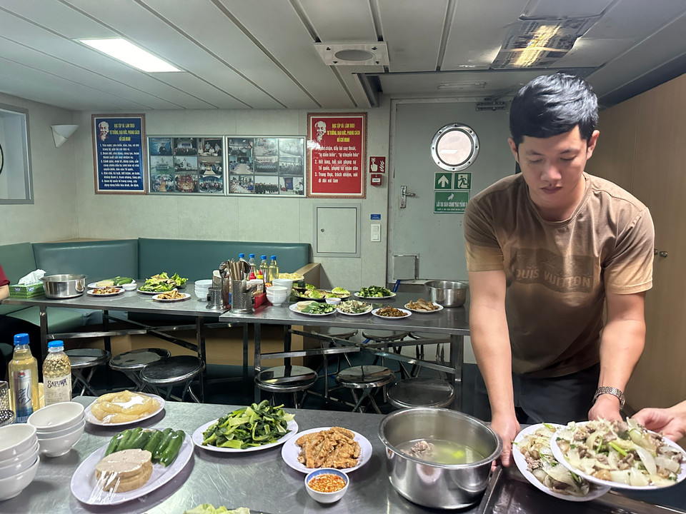 Trên hải trình ra Trường Sa, các đoàn công tác đều phải sinh hoạt trên các con tàu kiểm ngư, tàu hải quân. Quy trình làm ra những bữa ăn xa bờ được thực hiện khép kín trên tàu, từ kho chứa, bảo quản đến chế biến, phục vụ. (Ảnh: T.G)