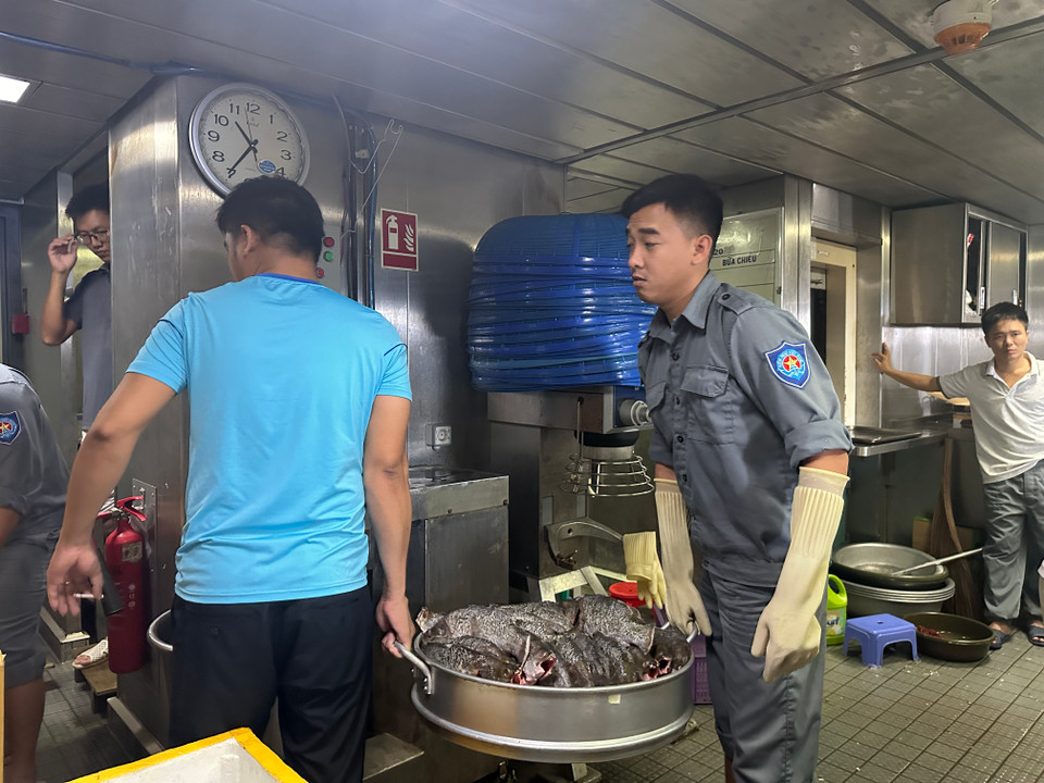 Một ngày đội hậu cần nhà bếp đảm bảo cho đại biểu 4 bữa ăn trên tàu. (Ảnh: T.G)