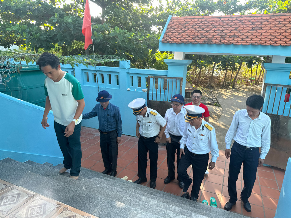 Các căn nhà đều có khoảng hiên với sân khá rộng mới tới cửa chính. (Ảnh: Thùy Giang/Vietnam+)