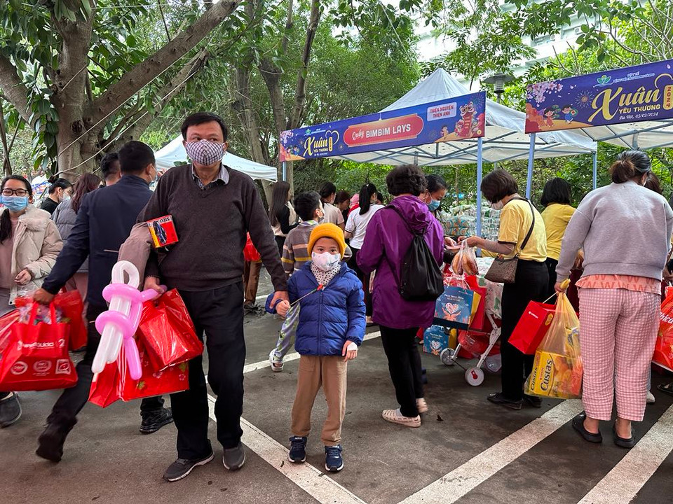 Rất nhiều phần quà gửi tặng đến bệnh nhân nhi và gia đình. (Ảnh: T.G/Vietnam+)