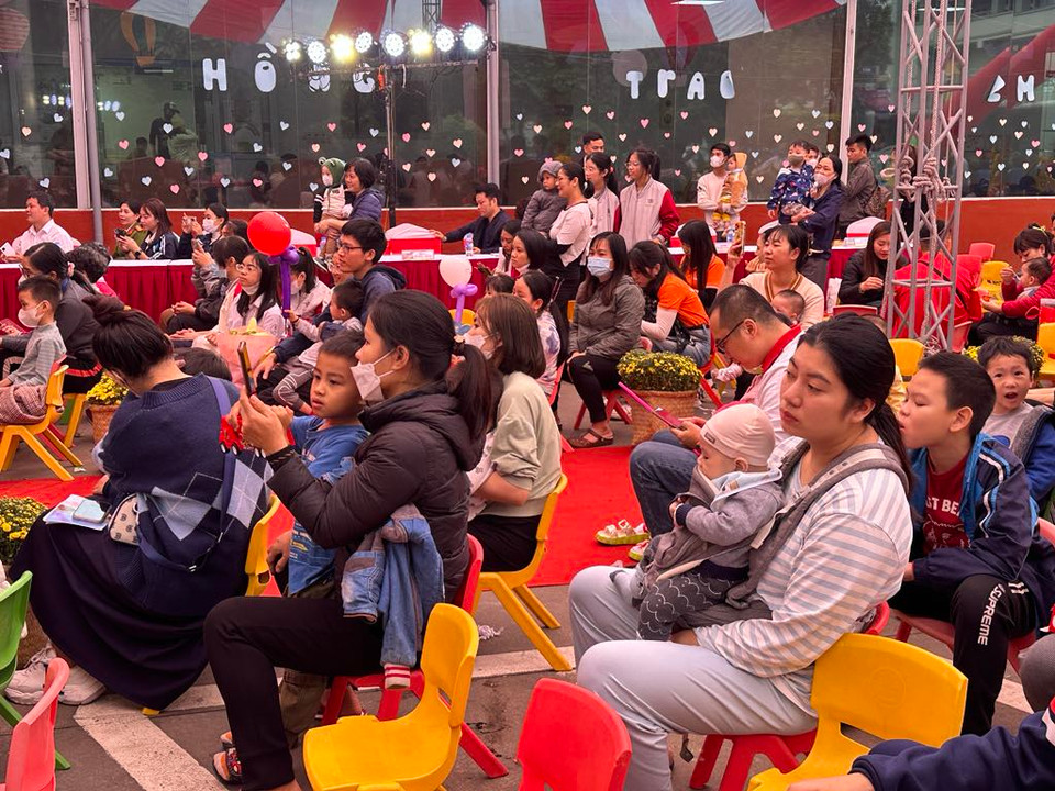 Ngay từ sớm, rất nhiều phụ huynh đã đưa các bé đến tham dự chương trình và thưởng thức rất nhiều tiết mục văn nghệ đặc sắc. (Ảnh: T.G/Vietnam+)
