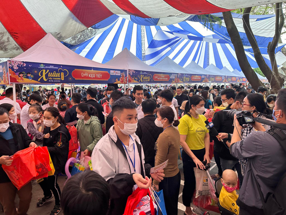 Đủ loại các mặt hàng như: Quầy bánh kẹo, quầy sữa, quầy xúc xích, quầy cắt tóc miễn phí, quầy tết bóng nghệ thuật... (Ảnh: T.G/Vietnam+)