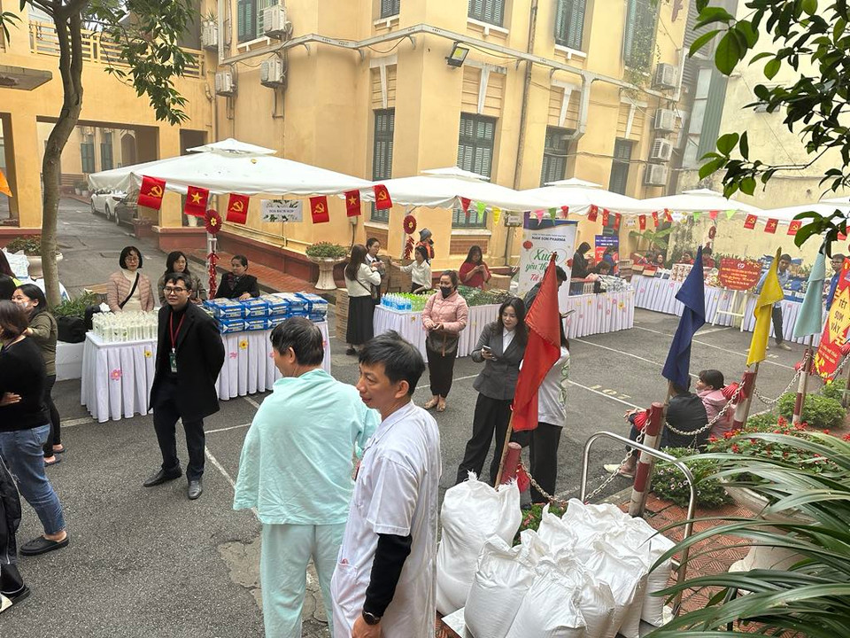 Khu các gian hàng được chuẩn bị chu đáo để tặng quà cho các bệnh nhân. (Ảnh: PV/Vietnam+)