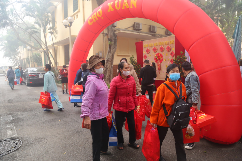 Điểm nhấn của chương trình 'Xuân yêu thương, Tết sẻ chia' là phiên "Chợ Xuân" với những mặt hàng nhu yếu phẩm cần thiết phục vụ cho những người bệnh có hoàn cảnh khó khăn. (Ảnh: PV/Vietnam+)