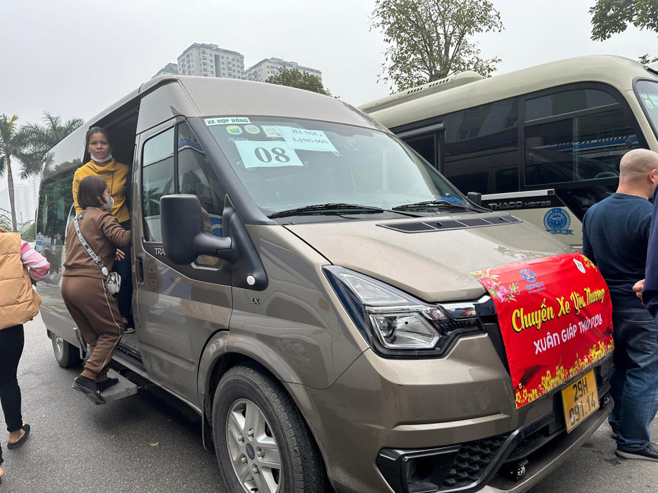 Người bệnh và người nhà bệnh nhân lên các chuyến xe yêu thương đưa họ về quê ăn Tết. (Ảnh: PV/Vietnam+)