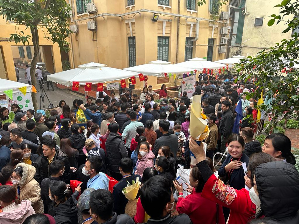 Khu gian hàng quà tặng được nhiều bệnh nhân và người nhà bệnh nhân tới lấy quà. (Ảnh: PV/Vietnam+)