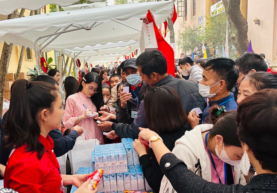 Chương trình 'Xuân yêu thương, Tết sẻ chia' dành cho những người bệnh có hoàn cảnh đặc biệt khó khăn, những bệnh nhân nghèo đang điều trị tại Bệnh viện. (Ảnh: PV/Vietnam+)