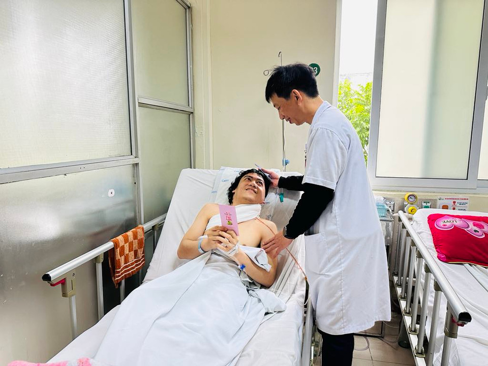 Các y bác sỹ và nhà hảo tâm tặng lì xì cho bệnh nhân tại Trung tâm tim mạch. (Ảnh: PV/Vietnam+)