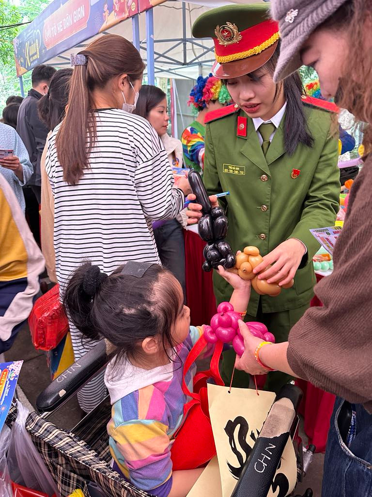 Tạm gác lại những đau đớn của bệnh tật, rất đông bệnh nhi đang điều trị tại Bệnh viện Nhi Trung ương đã có mặt trong ngày hội Xuân yêu thương. (Ảnh: T.G/Vietnam+)