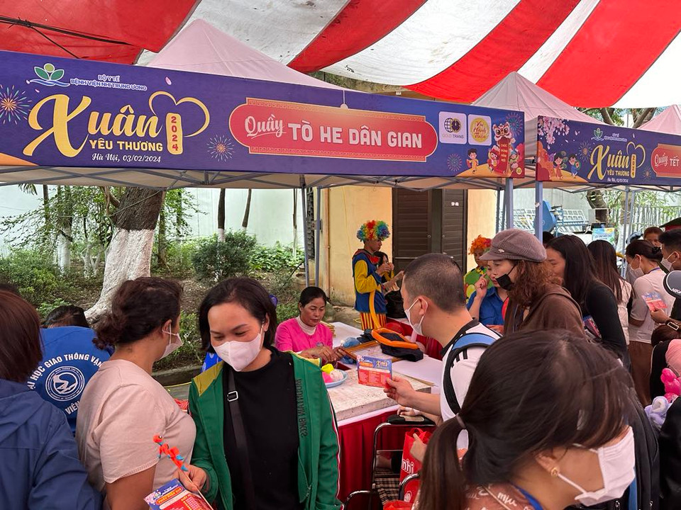 Rất nhiều gian hàng quà tặng và các trò chơi hoàn toàn miễn phí dành cho các bé. (Ảnh: T.G/Vietnam+)