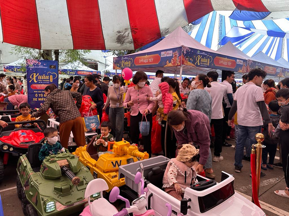 Khu vui chơi dành cho các em nhỏ ngay tại các gian hàng của Chương trình. (Ảnh: T.G/Vietnam+)