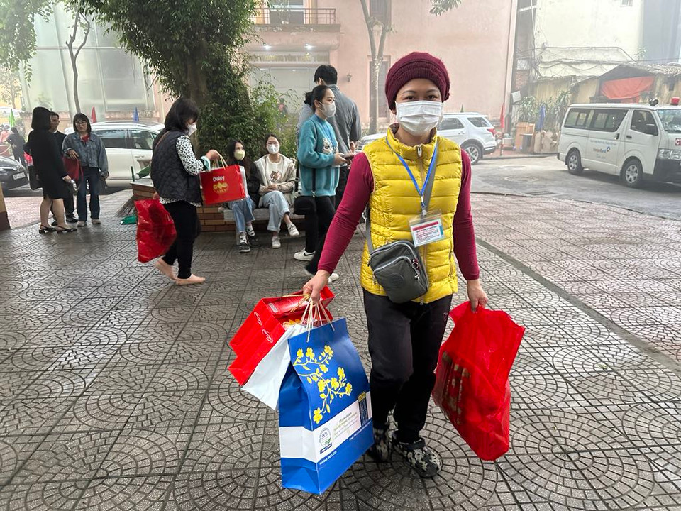 Mỗi người bệnh được nhận nhiều túi quà gồm đầy đủ các mặt hàng thiết yếu. (Ảnh: PV/Vietnam+)