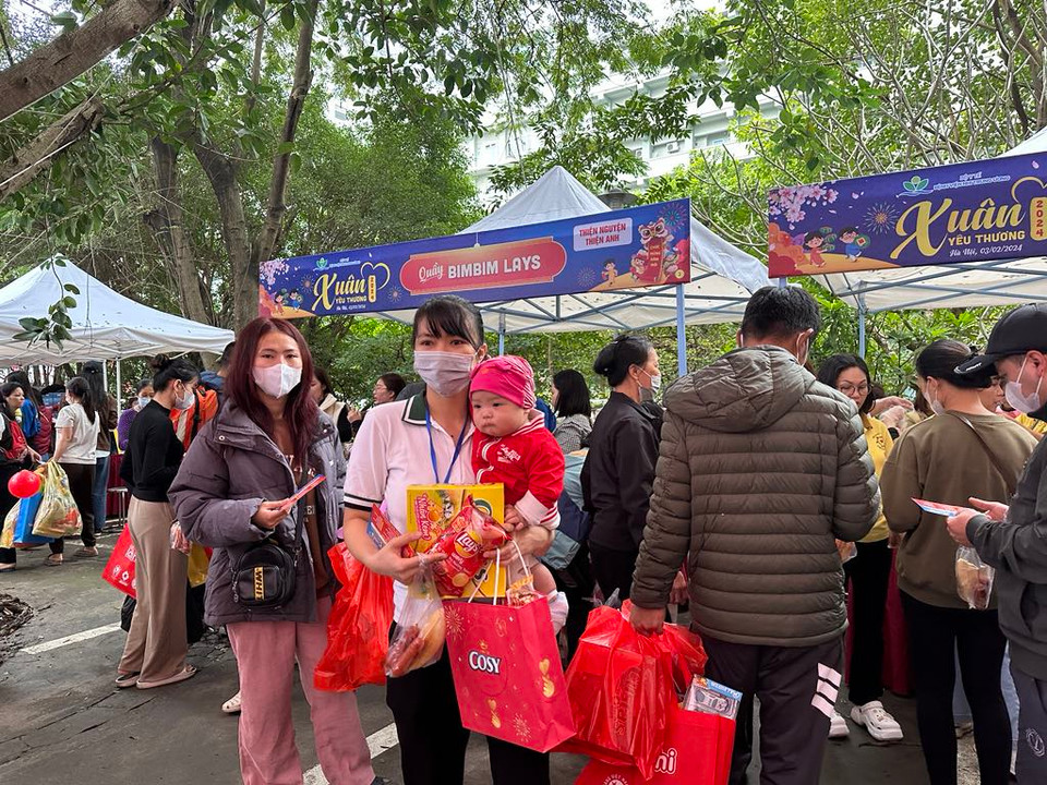 Chương trình “Xuân yêu thương 2024” dành tặng nhiều phần quà cho gần 2.000 bệnh nhi đang điều trị tại Bệnh viện. (Ảnh: T.G/Vietnam+)