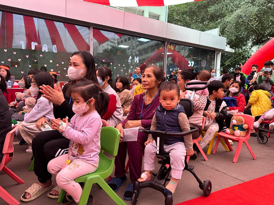 Bệnh nhân nhi và người nhà hào hứng xem các chương trình. (Ảnh: T.G/Vietnam+)