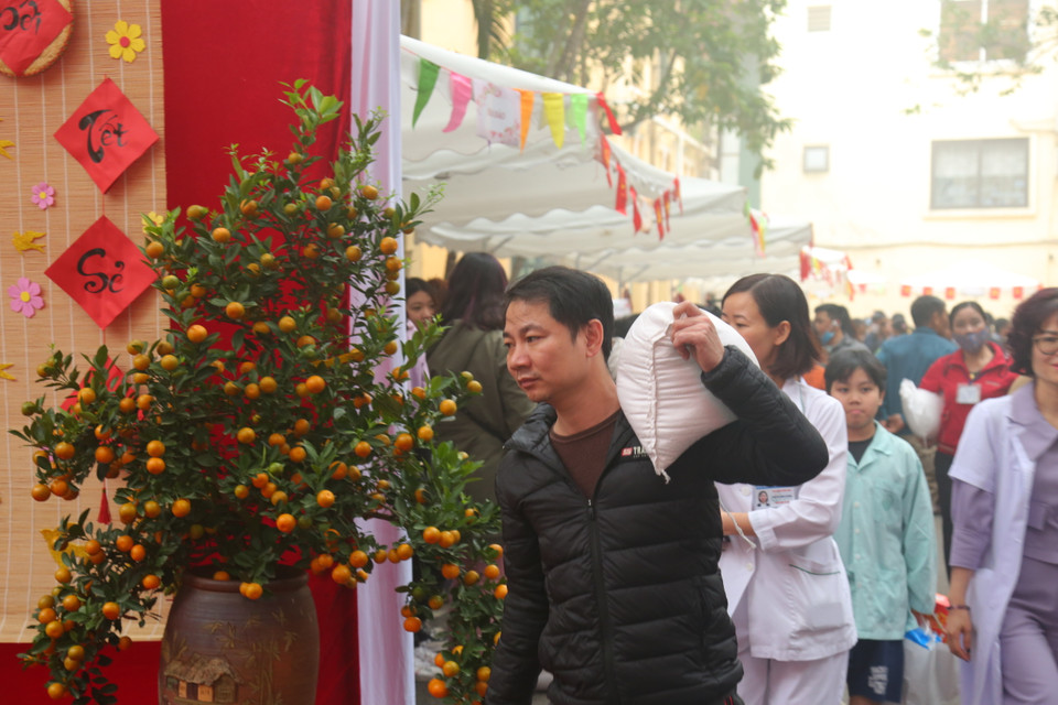 "Chợ Xuân" thực sự trở thành điểm sáng trong công tác từ thiện nhân đạo của Bệnh viện, qua đó góp phần chăm lo vật chất, tinh thần người bệnh. (Ảnh: PV/Vietnam+)