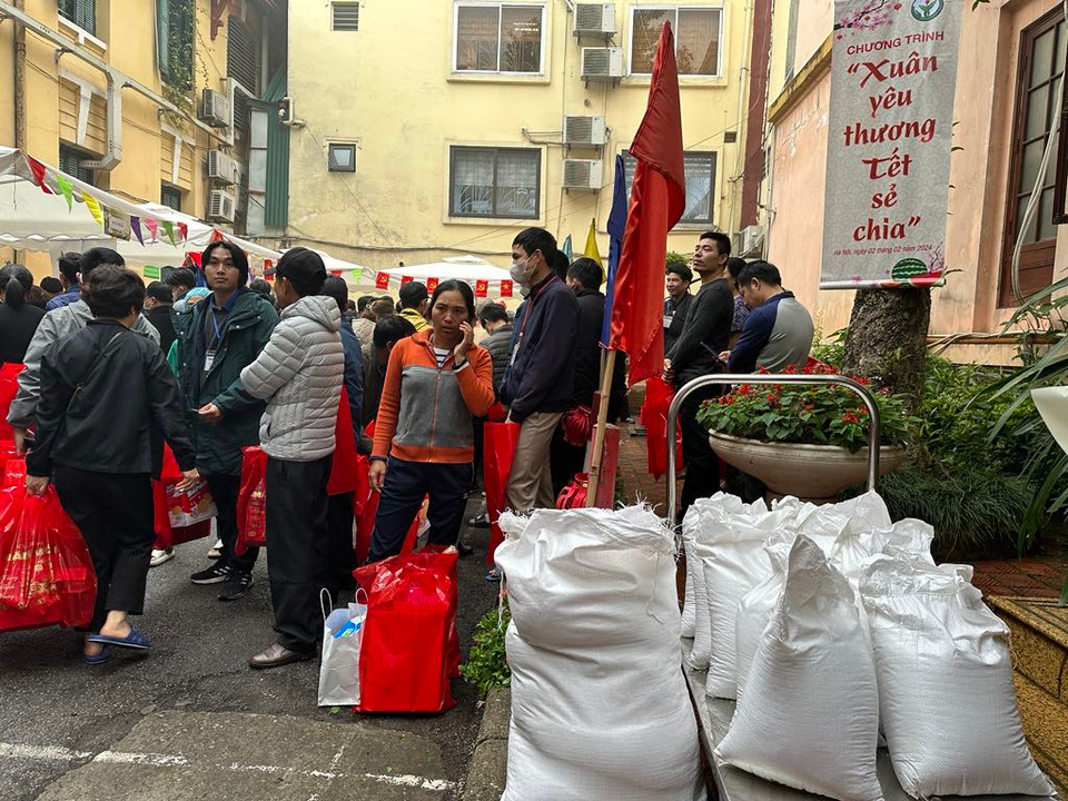 Những bao gạo của các nhà hảo tâm gửi tặng cho người bệnh. (Ảnh: PV/Vietnam+)