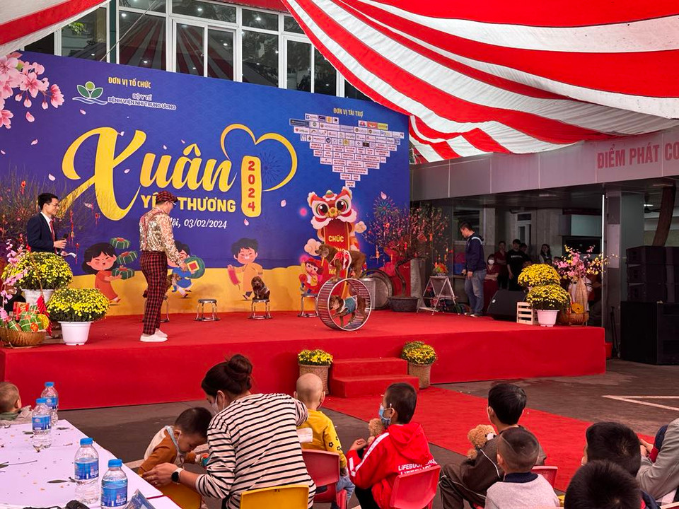 Mục biểu diễn xiếc thú dành cho các bệnh nhân nhi. (Ảnh: T.G/Vietnam+)