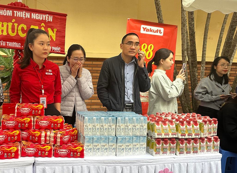 Nhiều mặt hàng gửi tặng tới người bệnh. (Ảnh: PV/Vietnam+)