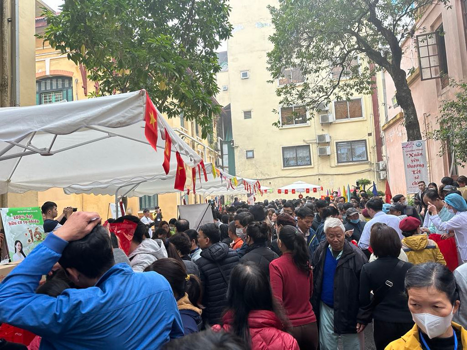 Với truyền thống tương thân, tương ái, mỗi dịp Tết đến, Xuân về, Bệnh viện Việt Đức luôn chú trọng tổ chức các hoạt động thiện nguyện, nhân đạo và diễn ra sôi nổi các hoạt động chăm lo Tết để mọi người bệnh đều được đón Tết đầm ấm, vui vẻ. (Ảnh: PV/Vietnam+)