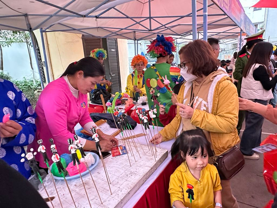 Các em nhỏ thích thú với quầy đất nặn tò he. (Ảnh: T.G/Vietnam+)