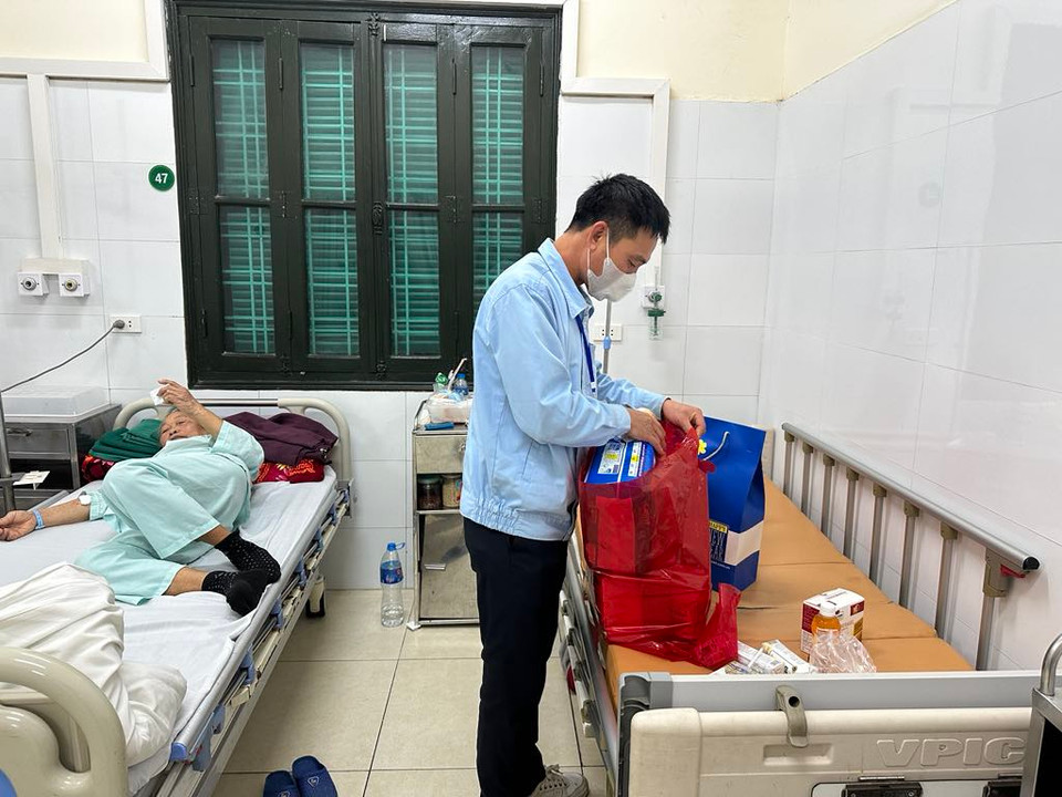 Người nhà bệnh nhân mang các túi quà về phòng bệnh. (Ảnh: PV/Vietnam+)