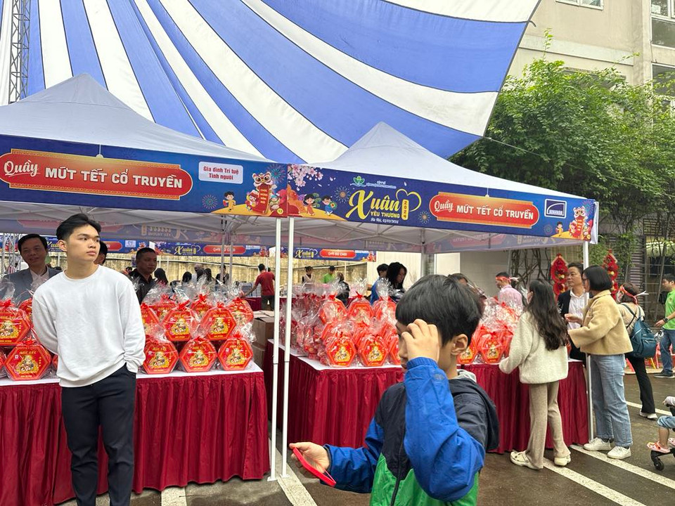 Quầy hàng mứt tết phát tặng cho các bệnh nhân. (Ảnh: T.G/Vietnam+)