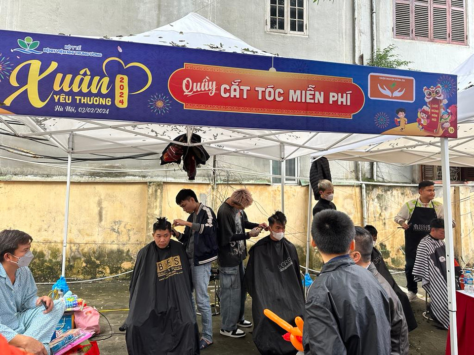 Quầy cắt tóc miễn phí. (Ảnh: T.G/Vietnam+)