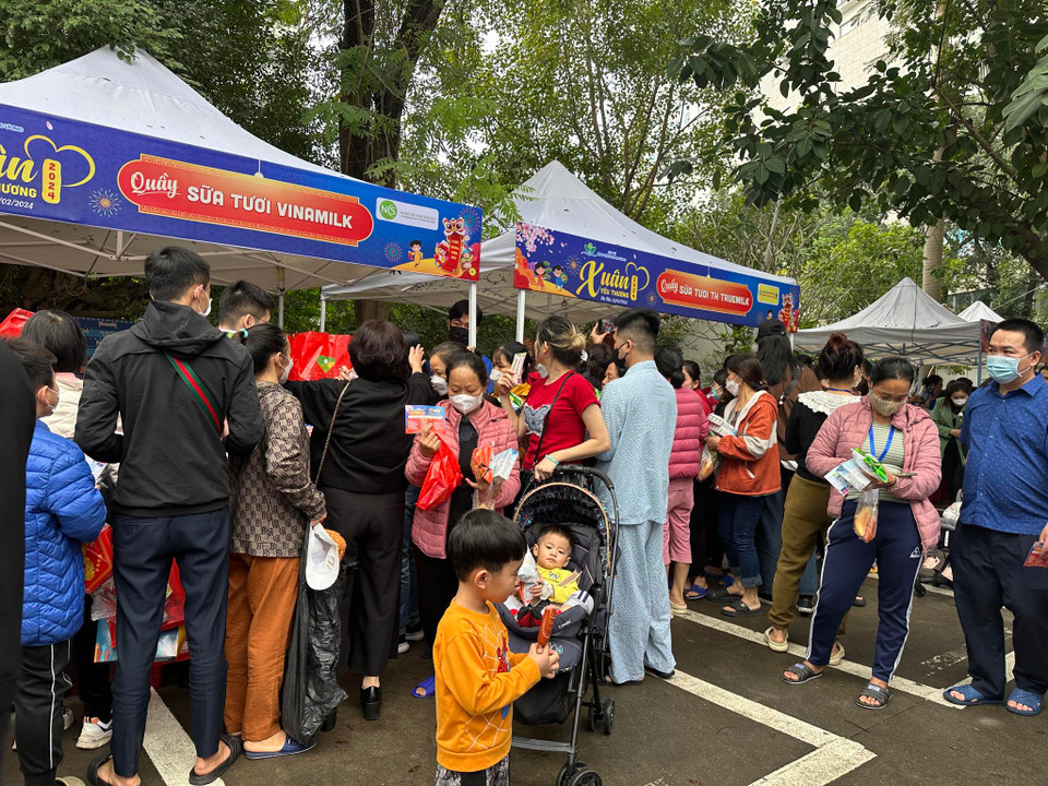 Mỗi bệnh nhi và gia đình người bệnh được phát 1 tấm phiếu mua hàng 0 đồng để được mua sắm miễn phí các đồ dùng thiết yếu tại khu hội chợ. (Ảnh: T.G/Vietnam+)