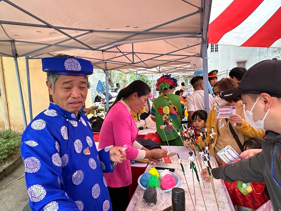 Quầy làm tò he hình tặng các em nhỏ. (Ảnh: T.G/Vietnam+)