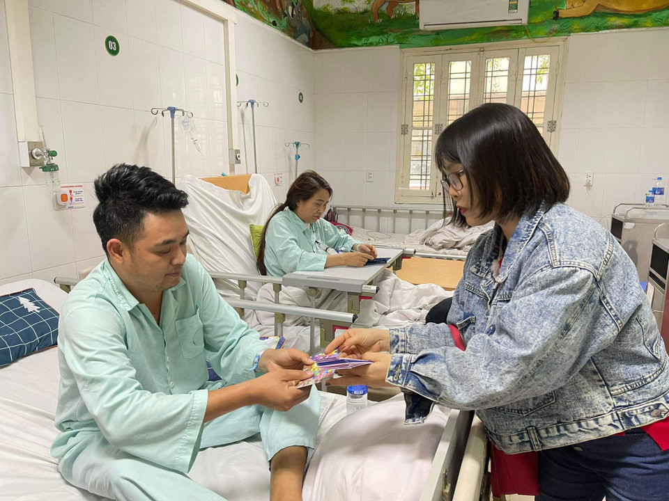 Bệnh viện Việt Đức phối hợp cùng các nhà hảo tâm tổ chức tặng quà và lì xì cho các bệnh nhân. (Ảnh: PV/Vietnam+)