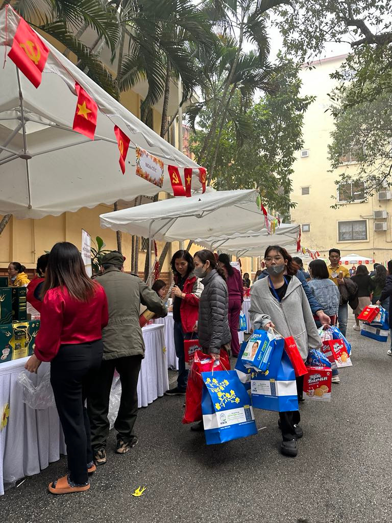 Hàng trăm phần quà và tiền mặt đã được Bệnh viện và các nhà hảo tâm trao tặng cho 500 người bệnh nghèo, có hoàn cảnh khó khăn... (Ảnh: PV/Vietnam+)