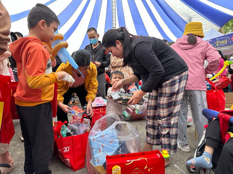 Các em nhỏ còn được nhận những món quà yêu thương từ các nhà tài trợ, các nhà hảo tâm. (Ảnh: T.G/Vietnam+)