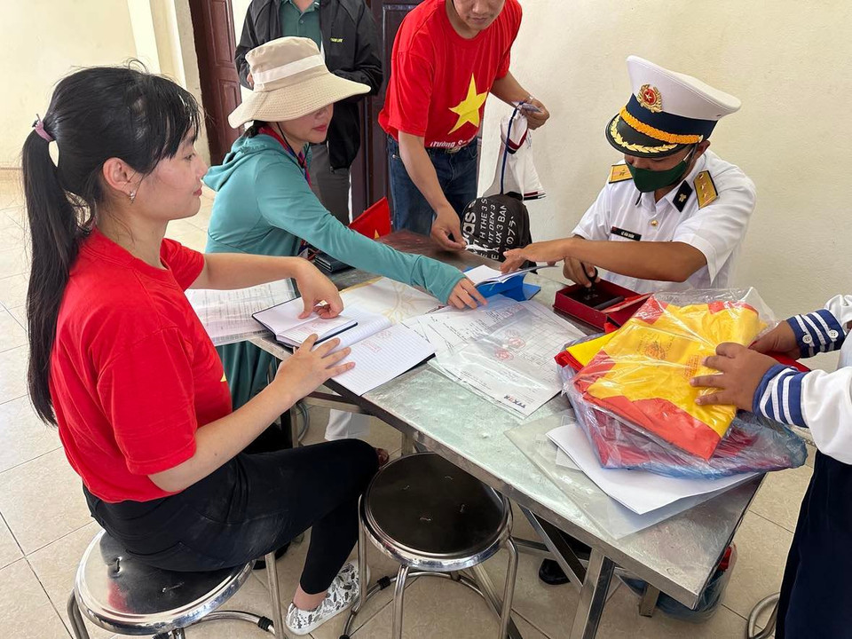 Mỗi chiếc dấu như lưu lại kỷ niệm ra đảo Trường Sa. (Ảnh: P.V/Vietnam+)