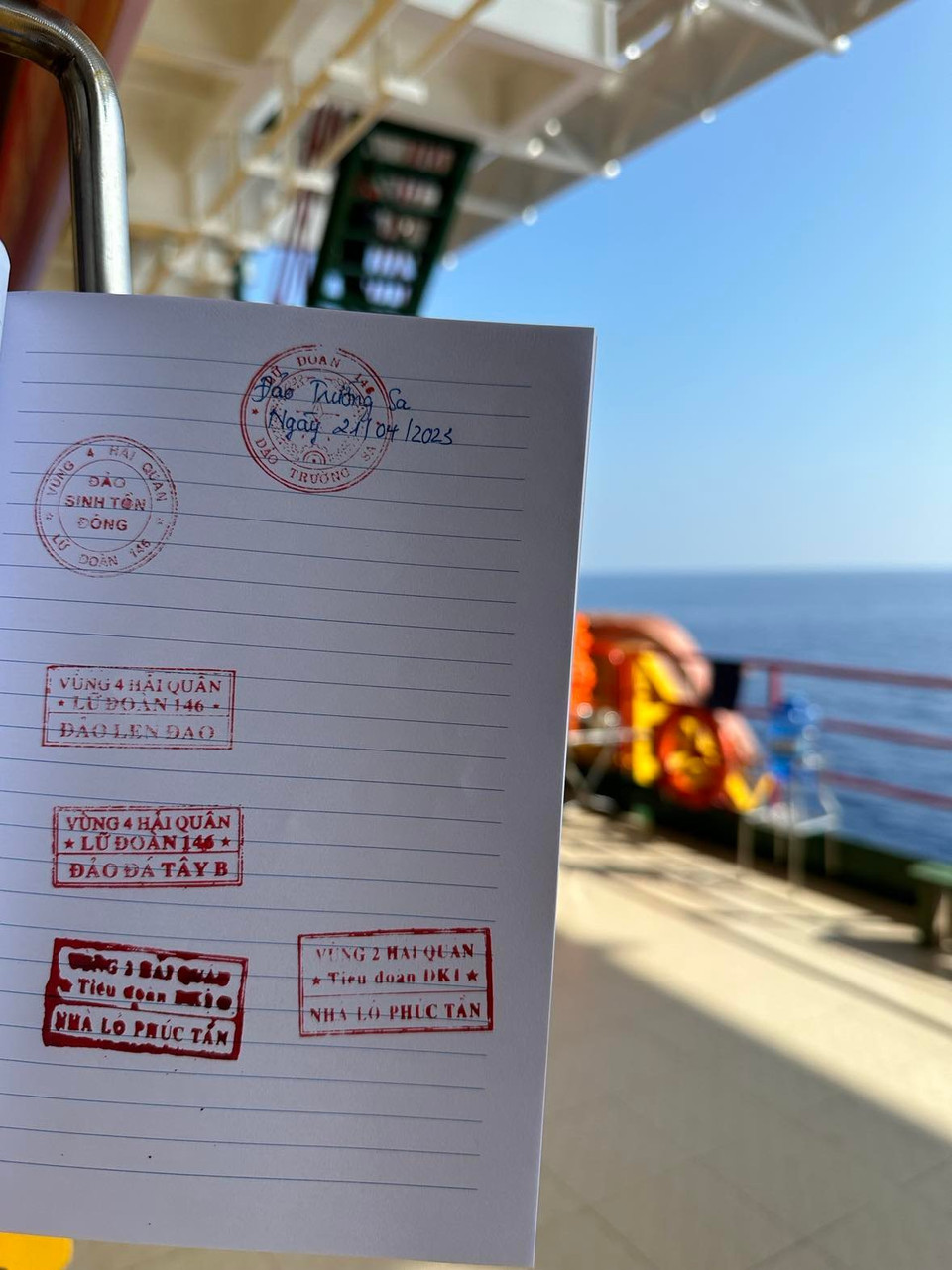 Những chiếc dấu ghi lại kỷ niệm của những người thuộc của Đoàn công tác số 4 gồm 222 đại biểu trong nước và kiều bào đến từ 22 quốc gia trên thế giới đi thăm Quần đảo Trường Sa và Nhà giàn DK1 năm 2023 từ ngày 18-23/4. (Ảnh: T.G/Vietnam+)