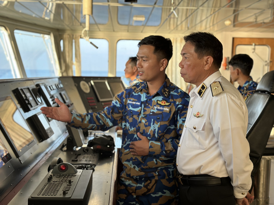 Phó Thuyền trưởng Tàu 571 Trần Ngọc Sáng báo cáo với Chuẩn Đô đốc Phạm Văn Hùng về hải trình và các công tác khi thực hiện nhiệm vụ trên biển. (Ảnh: Thùy Giang/Vietnam+)